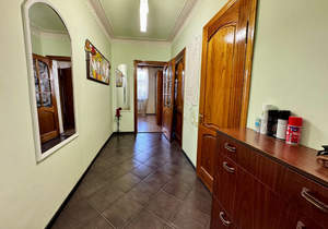 3-к квартира, вторичка, 140м2, 1/3 этаж